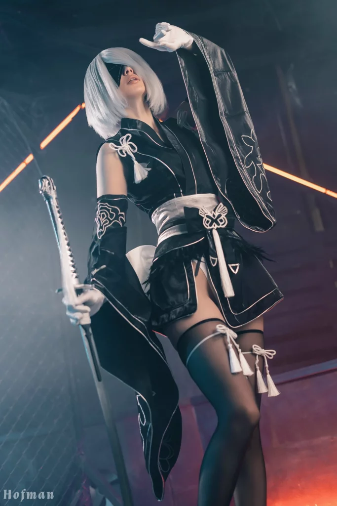 Косплей 2B в откровенном кимоно из Nier: Automata от Hofman cosplay