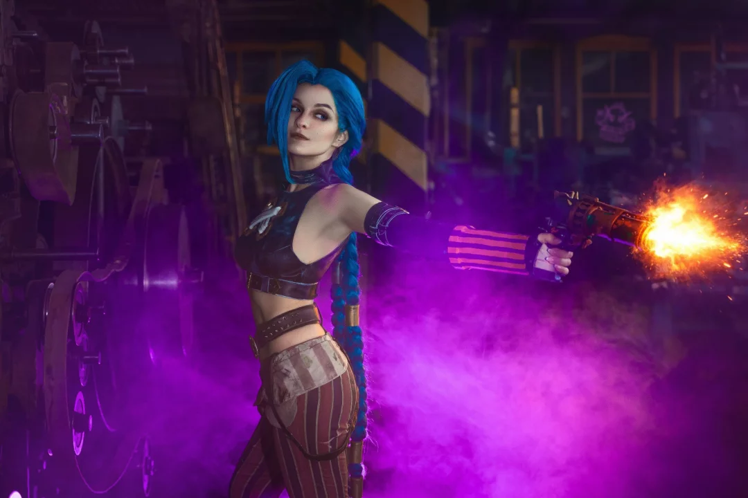 Косплей Jinx и VI из League of Legends Arcane от Katssby и Shproton Cosplay
