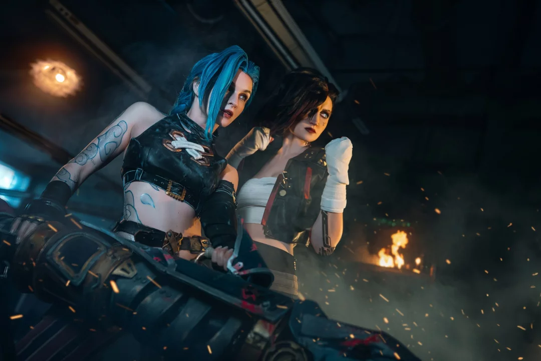 Косплей Jinx и VI из League of Legends Arcane от Katssby и Shproton Cosplay 