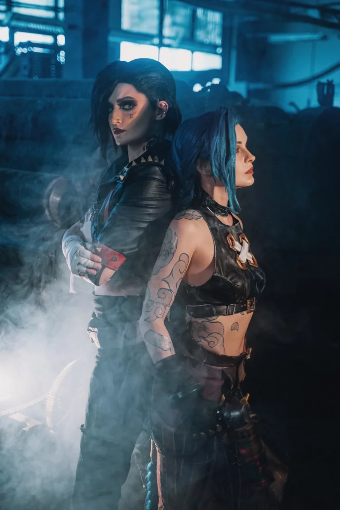 Косплей Jinx и VI из League of Legends Arcane от Katssby и Shproton Cosplay