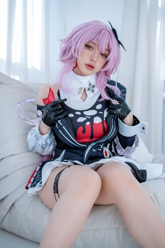 Косплей March 7th из Honkai: Star Rail от Hioshicos