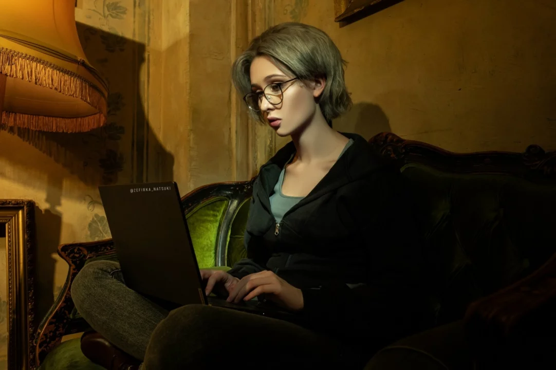 Косплей Grace Ashcroft из Resident Evil Requiem от ZEFIRKA NATSUKI COSPLAY