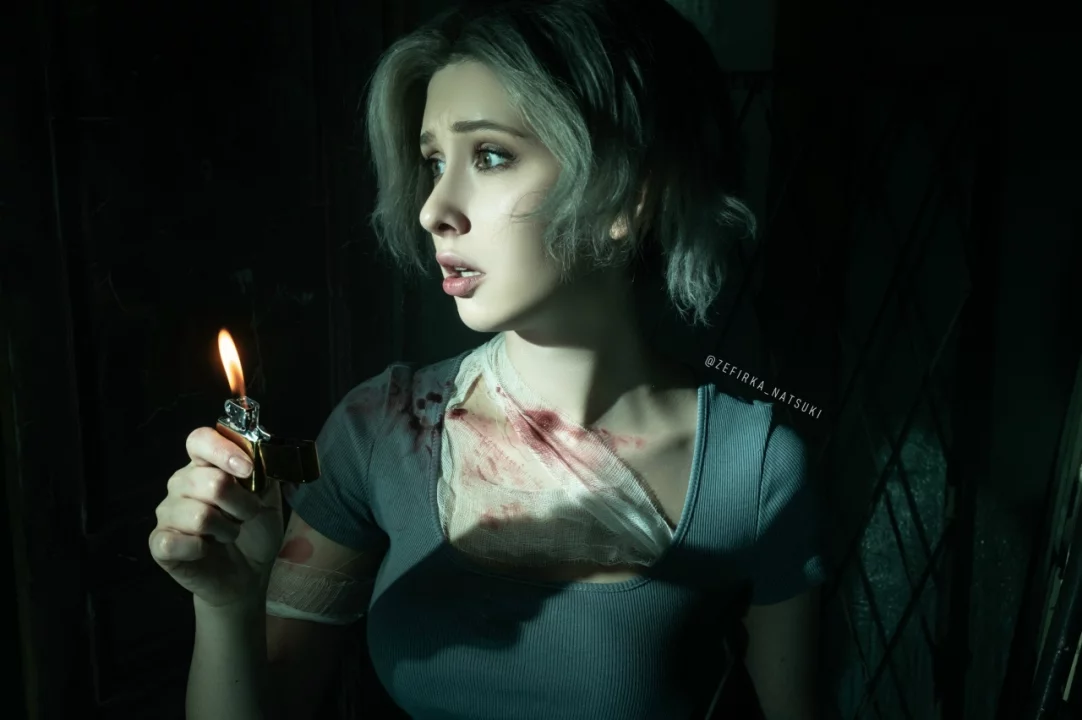 Косплей Grace Ashcroft из Resident Evil Requiem от ZEFIRKA NATSUKI COSPLAY