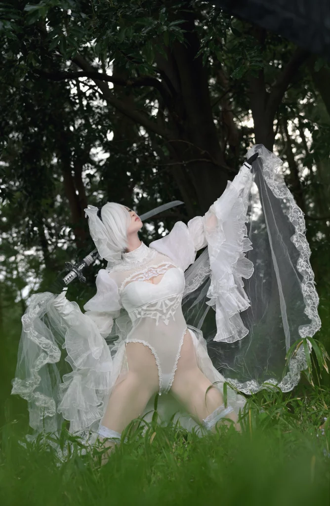 Косплей 2B в белом свадебном наряде из NieR: Automata от Akeha