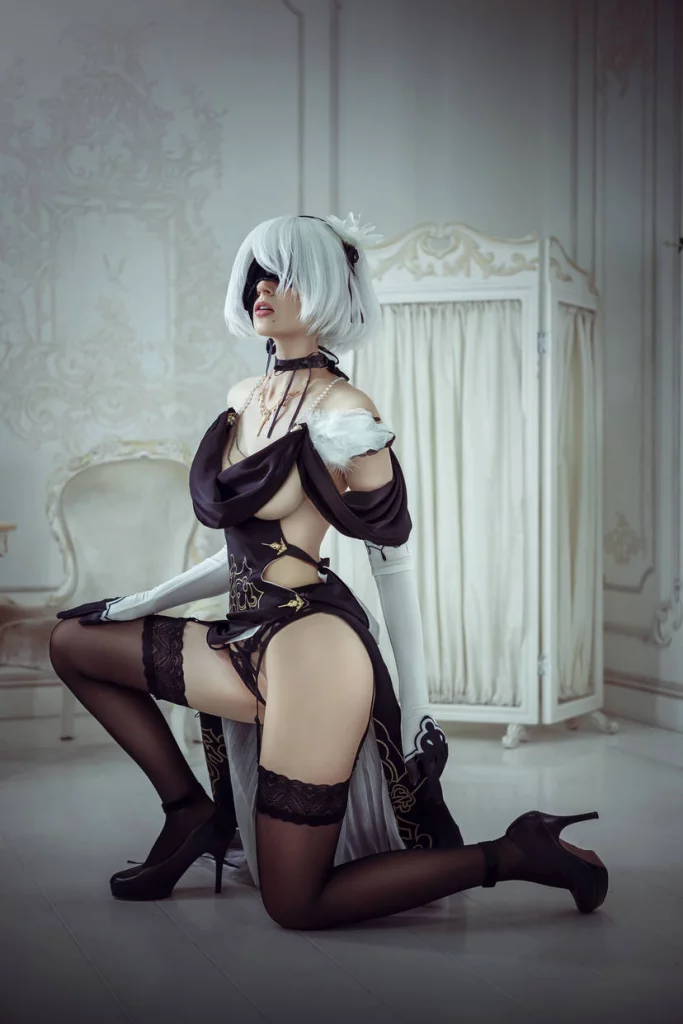Косплей 2B в вечернем платье из Nier Automata от Bellatrix Aiden