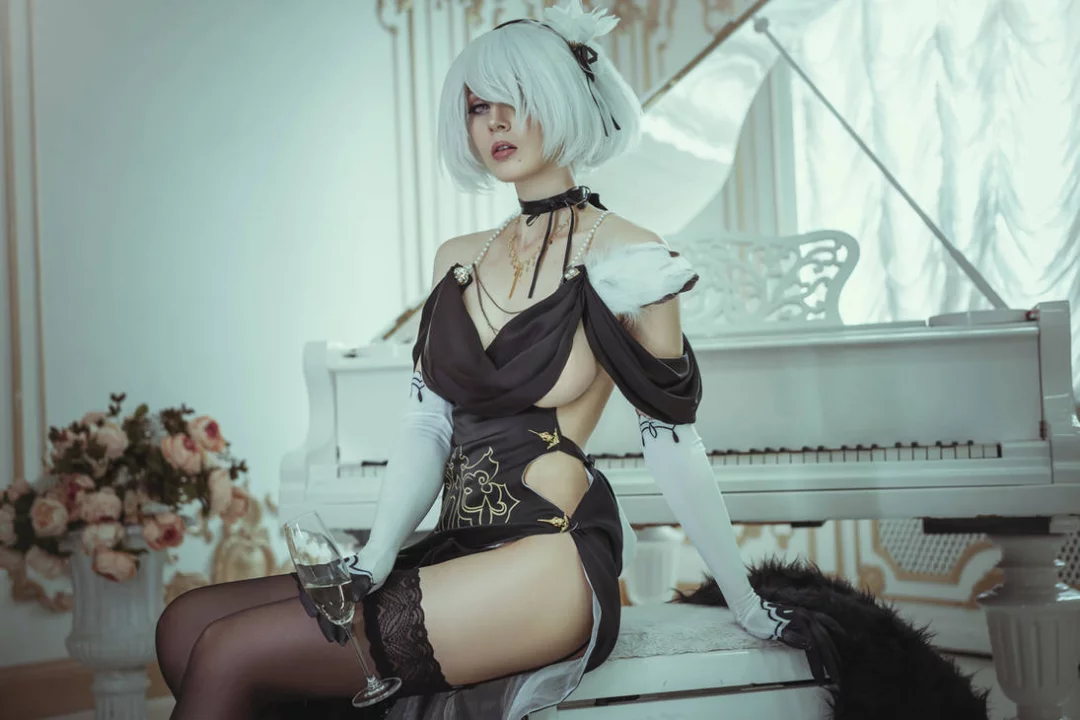 Косплей 2B в вечернем платье из Nier: Automata от Bellatrix Aiden