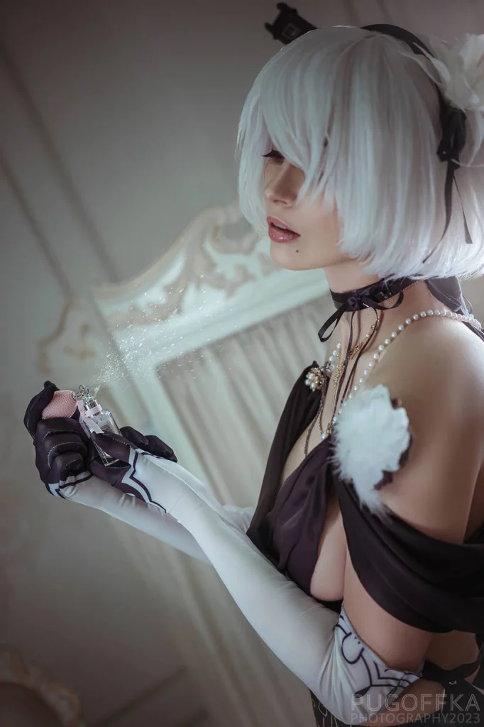 Косплей 2B в вечернем платье из Nier Automata от Bellatrix Aiden