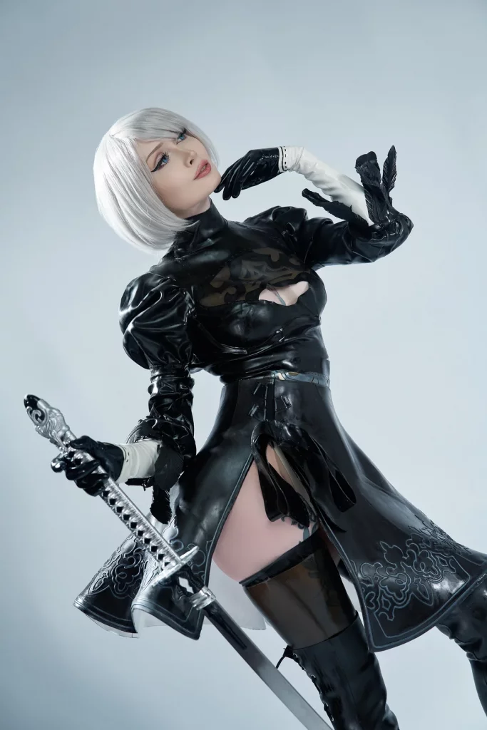 Косплей 2B из NieR: Automata от KAWABARKER