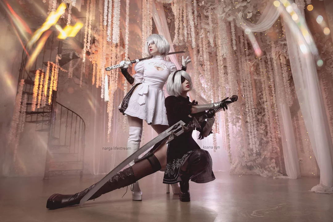 Косплей двух 2B в белом и черном из NieR: Automata от Narga и Ksana Syn 