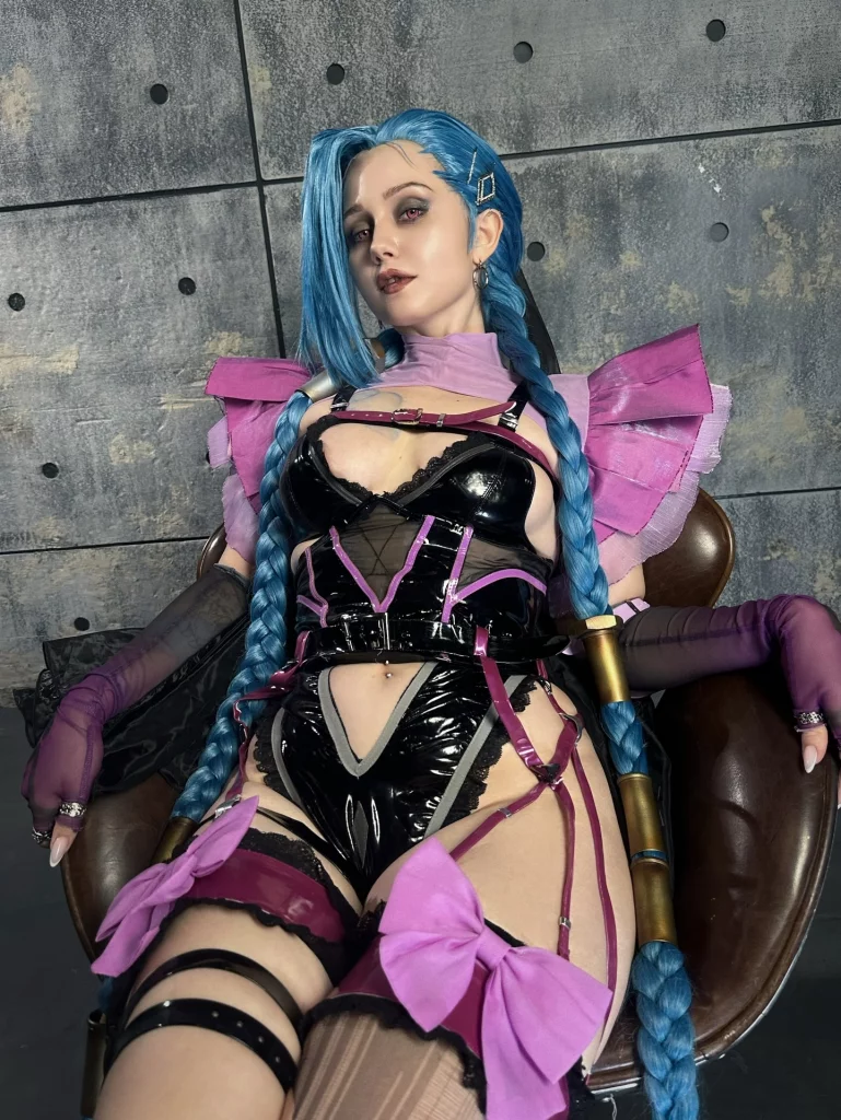 Косплей Jinx в будуарном образе из League of Legends от JyuSan