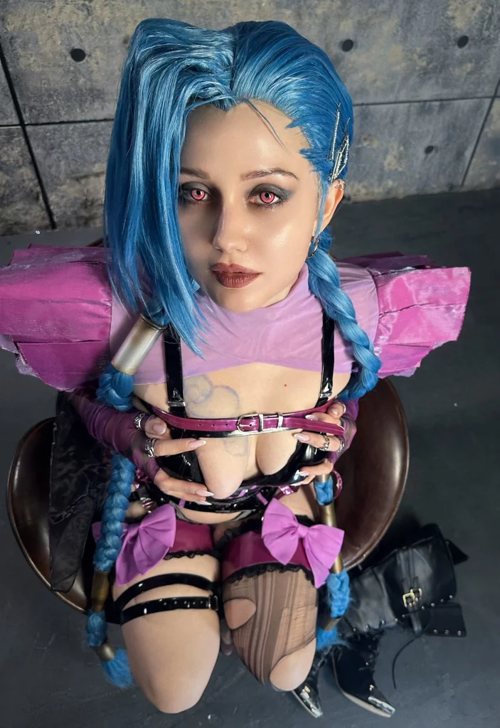 Косплей Jinx в будуарном образе из League of Legends от JyuSan