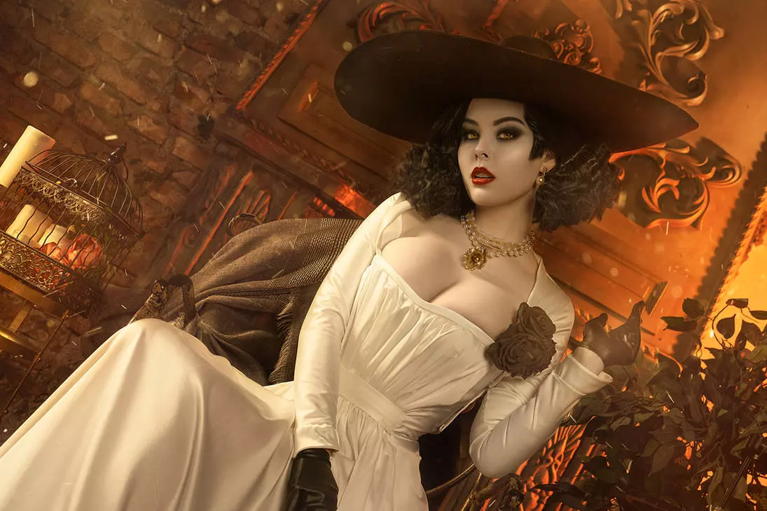 Косплей Lady Dimitrescu из Resident Evil Village от Helly Valentine