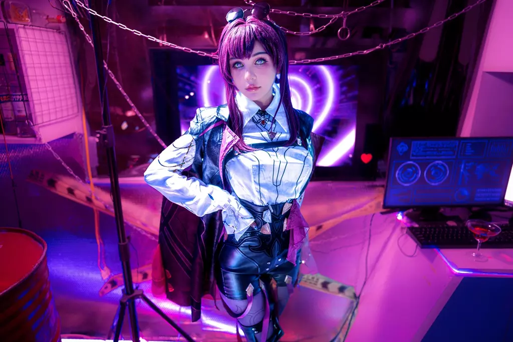 Косплей Kafka из Honkai: Star Rail от Joyce Lin2x